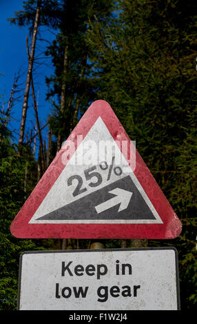 Vereinigtes Königreich dreieckigen Schild Warnung, Warnung vor steil bergauf bei 25 %. Stockfoto