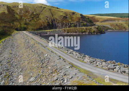 Kopf, dam und Beginn der Überlauf des Llyne Brianne Reservoirs, die der Rover Towy Dämme. Llanwrtyd Wells, Powys, Wales, Un Stockfoto