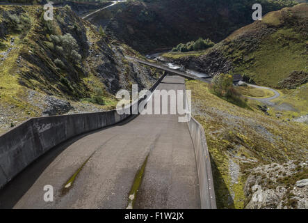 Überlauf des Llyne Brianne Reservoirs, die der Rover Towy staut. Llanwrtyd Wells, Powys, Wales, Vereinigtes Königreich, Europa. Stockfoto