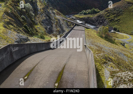 Überlauf des Llyne Brianne Reservoirs, die der Rover Towy staut. Llanwrtyd Wells, Powys, Wales, Vereinigtes Königreich, Europa. Stockfoto