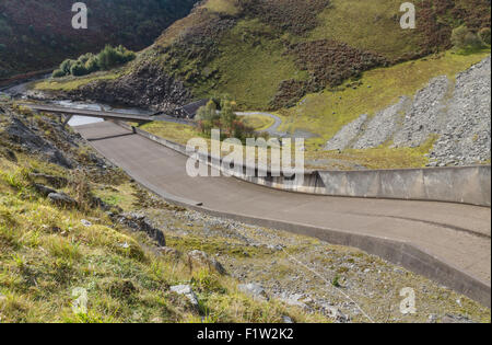 Überlauf des Llyne Brianne Reservoirs, die der Rover Towy staut. Llanwrtyd Wells, Powys, Wales, Vereinigtes Königreich, Europa. Stockfoto