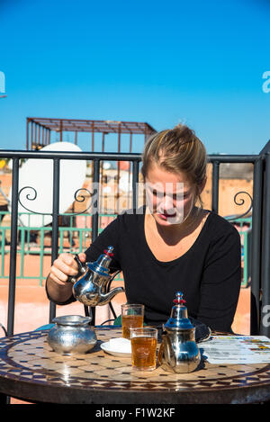 Mädchen Vorbereitung Pfefferminztee auf Terrasse in Marrakesch Marokko Stockfoto