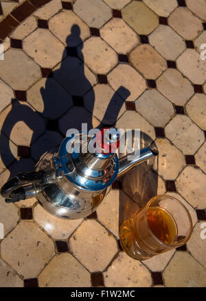 Teekanne und Glas am Tisch in Marokko Stockfoto