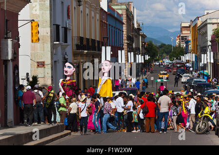 Riesige Papier Papiermache Stelzenläufer in einer Parade im Juli GUELAGUETZA FESTIVAL - OAXACA, Mexiko Stockfoto