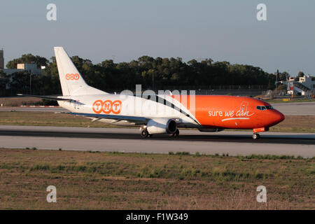 TNT Airways Boeing 737-400F Frachtmaschine des Rollens bei Abreise aus Malta Stockfoto