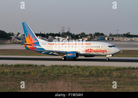 Günstige Flugreisen. Jet2 Boeing 737-300 Feiertage kommerziellen Passagierflugzeugen, die aus Malta Stockfoto