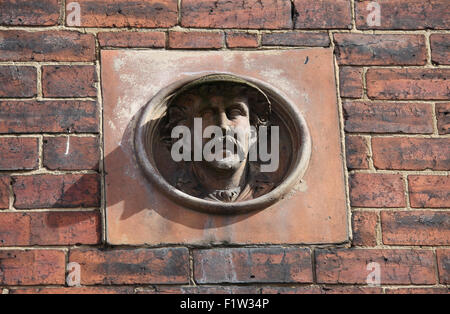 Stein-Kopf auf Reihenhäuser an der Abbeydale Road in Sheffield Stockfoto