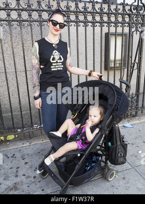 Hip Mutter mit Tochter im Willamsburg Abschnitt von Brooklyn, New York. Stockfoto
