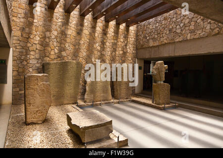 ZAPOTEKEN Stelen im Inneren des Museums am MONTE ALBAN, die zurückreicht bis 500 v. Chr. - OAXACA, Mexiko Stockfoto