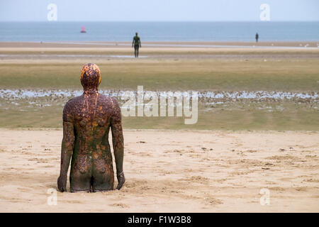 Antony Gormley Skulpturen woanders auf Crosby Strand Stockfoto