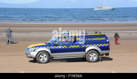 HM COASTGUARD FAHRZEUG FÄHRT AUF BRITISH BEACH RE STRÄNDE GEFAHR PATROUILLEN KÜSTENMEERES GEZEITEN GEFÄHRLICHE HILFE H M SAFETY ÖFFENTLICHEN VEREINIGTES KÖNIGREICH Stockfoto