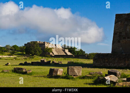 Systembau IV K ist ein Tempel in das GRAND PLAZA am MONTE ALBAN ZAPOTEKEN-Stadt, die zurückreicht bis 500 v. Chr. - OAXACA, Mexiko Stockfoto