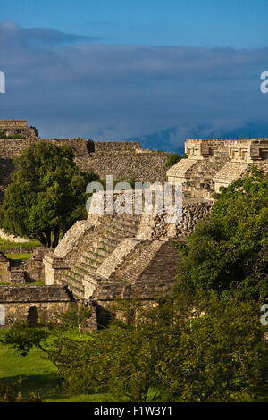 Systembau IV K ist ein Tempel in das GRAND PLAZA am MONTE ALBAN ZAPOTEKEN-Stadt, die zurückreicht bis 500 v. Chr. - OAXACA, Mexiko Stockfoto