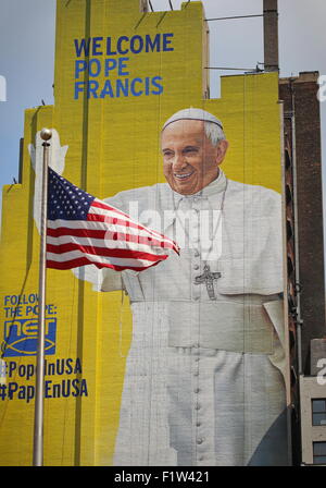 Ein Plakat in der Nähe von Madison Square Garden ist bereit, Papst Francis im September begrüßen zu dürfen. Der Heilige Vater führen eine Masse an Mad. Stockfoto