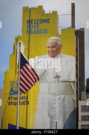 Ein Plakat in der Nähe von Madison Square Garden ist bereit, Papst Francis im September begrüßen zu dürfen. Der Heilige Vater führen eine Masse an Mad. Stockfoto