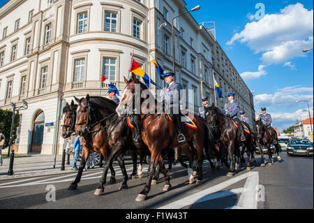 Warschau, Polen. Öffentliche Parade der polnischen Kavallerie in den Straßen der Hauptstadt Warszawa. Stockfoto