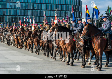 Warschau, Polen. Öffentliche Parade der polnischen Kavallerie in den Straßen der Hauptstadt Warszawa. Stockfoto