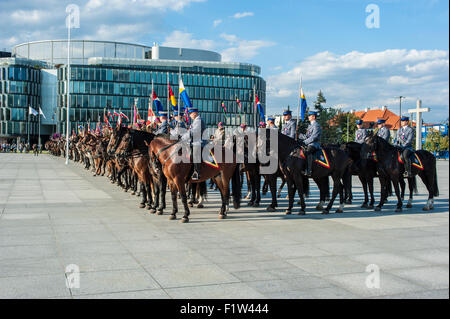 Warschau, Polen. Öffentliche Parade der polnischen Kavallerie in den Straßen der Hauptstadt Warszawa. Stockfoto
