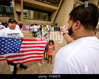 Durch Texas Bewohner Protest gegen den Präsidentschaftskandidaten Donald Trumps versprechen eine Mauer an der Grenze zwischen Mexiko und den Vereinigten Staaten zu bauen Stockfoto