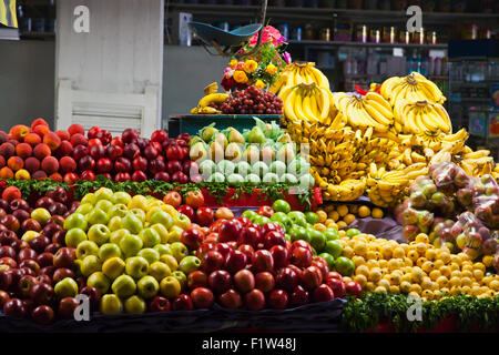 Äpfel, Bananen, Pfirsiche, Birnen und Trauben für den Verkauf in den massiven MERCADO DE ABASTOS - OAXACA, Mexiko Stockfoto