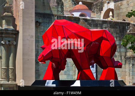 RED BULL Skulptur von FERNANDO ANDRIACCI auf dem Display vor der Kathedrale von Oaxaca - OAXACA, Mexiko Stockfoto