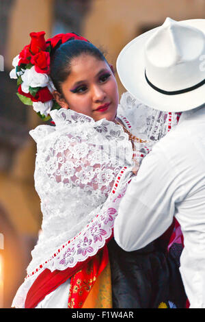 Tänzer im Jardin oder Central Square während der jährlichen FOLK DANCE FESTIVAL - SAN MIGUEL DE ALLENDE, Mexiko Stockfoto