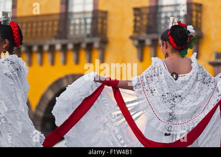 Tänzer im Jardin oder Central Square während der jährlichen FOLK DANCE FESTIVAL - SAN MIGUEL DE ALLENDE, Mexiko Stockfoto