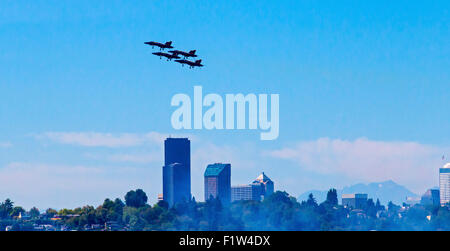 Die Blue Angels Durchführung über Seattle während der 2015 Seafair Air Show. Stockfoto