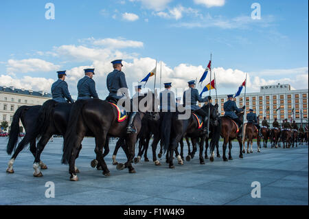 Warschau, Polen. Öffentliche Parade der polnischen Kavallerie in den Straßen der Hauptstadt Warszawa. Stockfoto