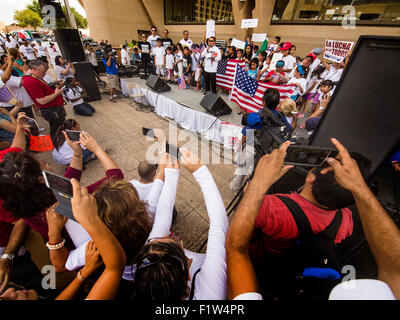 Durch Texas Bewohner Protest gegen den Präsidentschaftskandidaten Donald Trumps versprechen eine Mauer an der Grenze zwischen Mexiko und den Vereinigten Staaten zu bauen Stockfoto