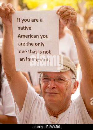 Durch Texas Bewohner Protest gegen den Präsidentschaftskandidaten Donald Trumps versprechen eine Mauer an der Grenze zwischen Mexiko und den Vereinigten Staaten zu bauen Stockfoto