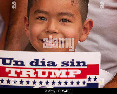 Durch Texas Bewohner Protest gegen den Präsidentschaftskandidaten Donald Trumps versprechen eine Mauer an der Grenze zwischen Mexiko und den Vereinigten Staaten zu bauen Stockfoto