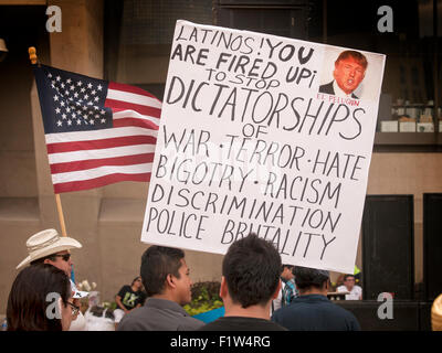 Durch Texas Bewohner Protest gegen den Präsidentschaftskandidaten Donald Trumps versprechen eine Mauer an der Grenze zwischen Mexiko und den Vereinigten Staaten zu bauen Stockfoto