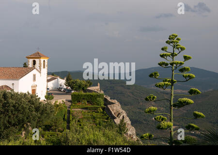 Die Kirche von Santa Maria in Marvao steht über die umliegende Landschaft. Marvao, Portugal. 17. Juli 2015. Stockfoto