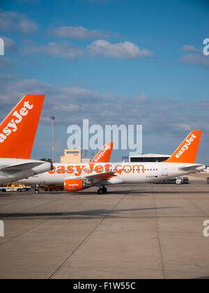 EasyJet-Flugzeuge aufgereiht auf dem Rollfeld des Flughafen von Palma, Mallorca, Spanien Stockfoto