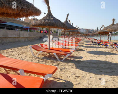 Am frühen Morgen am Strand von El Arenal mit leeren Sonnenliegen und nur wenige Touristen. Mallorca, Balearen, Spanien. Stockfoto