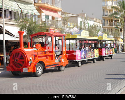 Ein touristischer Zug läuft entlang der Strandpromenade von Playa de Palma in El Arenal, Mallorca, Spanien Stockfoto