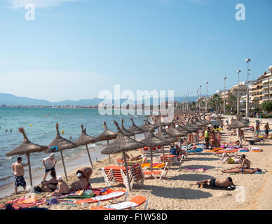 Touristen auf El Arenal Strand, Mallorca, Balearen, Spanien Stockfoto