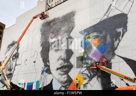 Brasilianische Künstler Eduardo Kobra und sein Team von fünf Künstlern Aufzüge malen ein Wandbild von Bob Dylan Minneapolis, MN Stockfoto