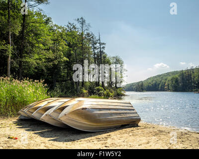 Carmel, New York, 7. September 2015: Zeile Boote Jollen ausgekleidet und bereit für Bootsfahrer, am letzten Tag der Sommer-Saison am Canopus See im Clarence Fahnestock State Park am Labor Day Wochenende zu genießen. Bildnachweis: Marianne A. Campolongo/Alamy Live-Nachrichten Stockfoto