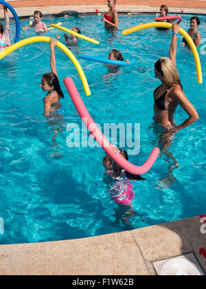 Stehenden Personen Aqua Aerobic im Pool der Palma bay Clubresort, El Arenal, Mallorca, Spanien Stockfoto