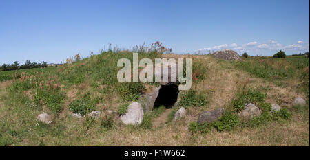 Der Eingang in die archäologische Stätte von der Kragnaes-Passage-Höhle auf der Insel Aero, Dänemark. Stockfoto