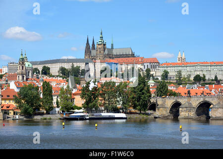 Hradschin Burg und der Karlsbrücke an der Moldau in Prag. Stockfoto