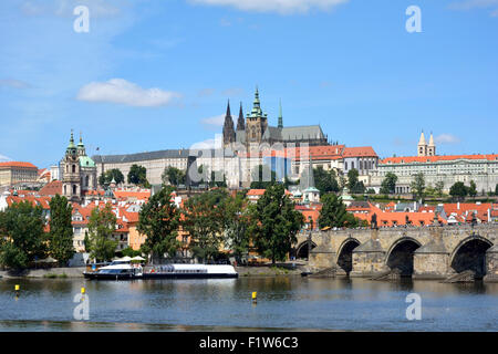 Hradschin Burg und der Karlsbrücke an der Moldau in Prag. Stockfoto