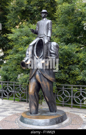 Franz Kafka-Denkmal an die spanische Synagoge in Prag. Stockfoto