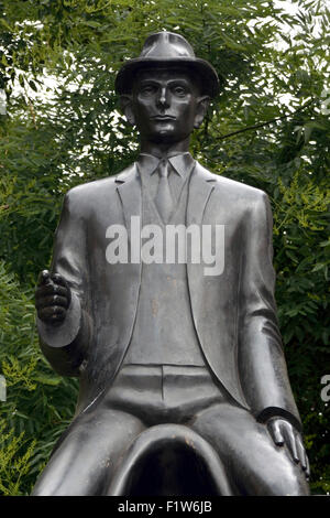 Franz Kafka-Denkmal an die spanische Synagoge in Prag. Stockfoto