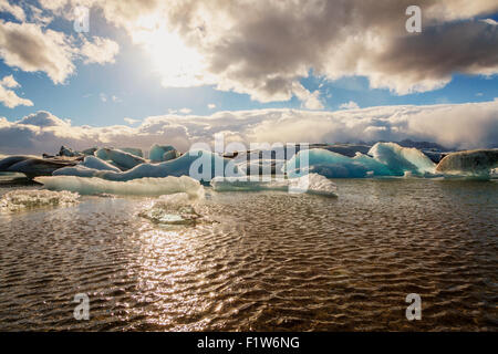 Eisberge schwimmen in Jökulsárlón Lagune von der südlichen Küste von Island Stockfoto