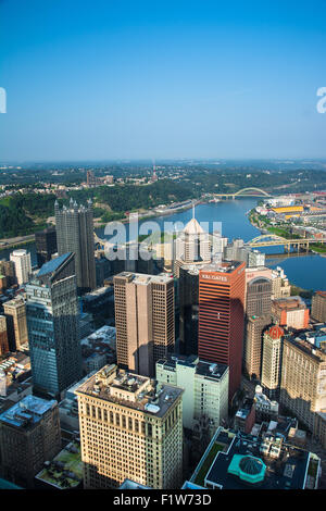 Pittsburgh, Pennsylvania, USA.  Die Skyline der Stadt vom Dach des Turmes USX gesehen. Stockfoto