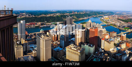Pittsburgh, Pennsylvania, USA.  Die Skyline der Stadt vom Dach des Turmes USX gesehen. Stockfoto