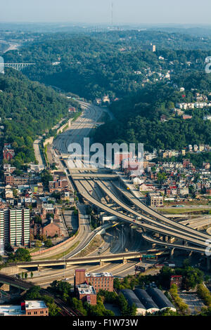 Ein Blick auf die Interstate 279 Nordautobahn gesehen von der Stadt Pittsburgh. Stockfoto